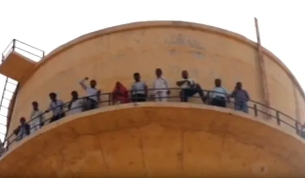 पानी की परेशानी को लेकर ग्रामीणों के साथ भाजपा की प्रधान चढ़ी टंकी पर