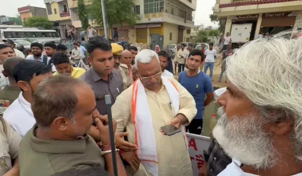 जाम में फंसे मंत्री, गाड़ी से उतरकर सुनी जनता की समस्याएं