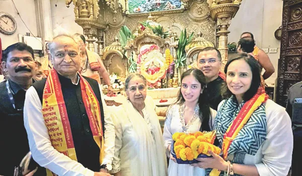 जन्मदिन पर गहलोत ने किए सिद्धि विनायक मंदिर में दर्शन