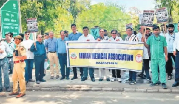 2200 करोड़ के बकाया भुगतान की मांग को लेकर डॉक्टर्स का प्रदर्शन