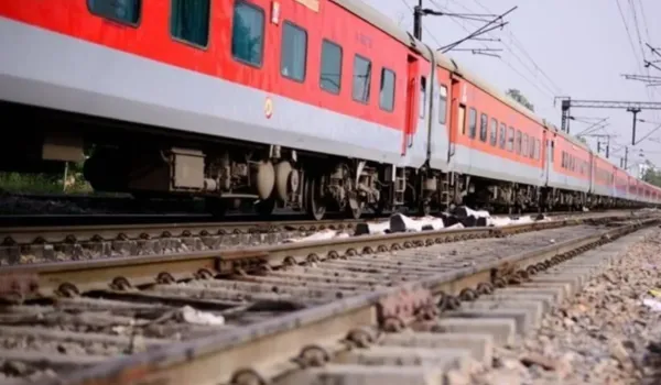 ट्रेन के आगे कूदकर दी मां ने बेटे संग जान
