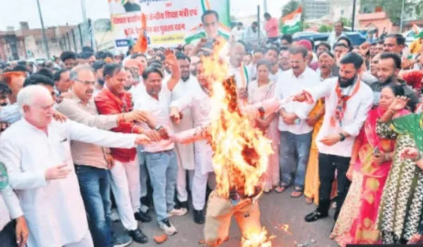 कांग्रेस का प्रदर्शन... पेपर लीक माफिया को संरक्षण का आरोप