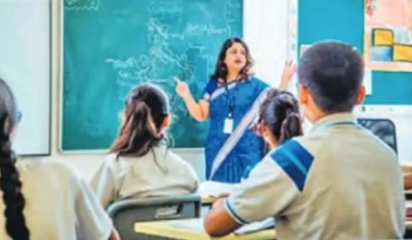 क्लास 9-10 के स्टूडेंट्स को तीन भाषाएं पढ़ना अनिवार्य