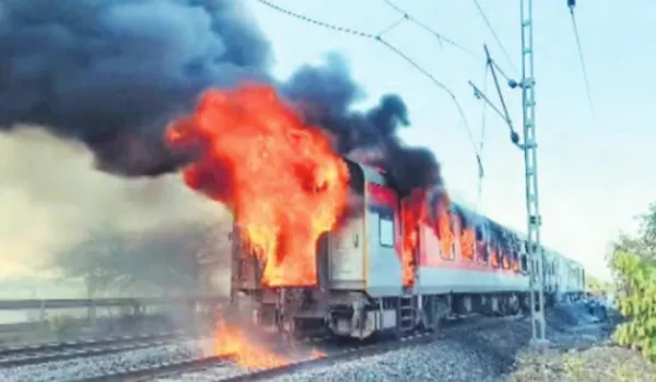 राजधानी एक्सप्रेस के एसी कोच में आग... सभी यात्री सुरक्षित