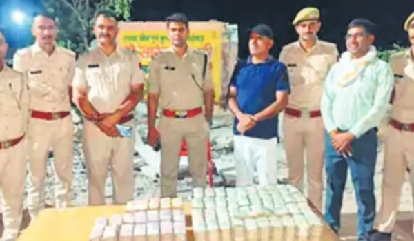 कार की सीट के नीचे बॉक्स से निकले 2.24 करोड़ रुपए