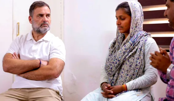नीट अभ्यर्थी के परिवार से मिले राहुल गांधी