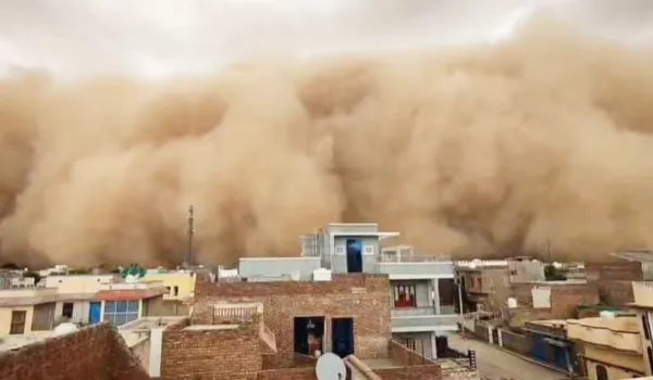रेत का डरावना बवंडर... दिन में ही रात
