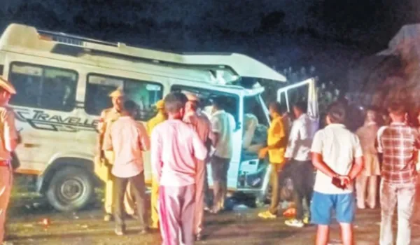 ट्रेलर से टकराया टेंपो ट्रैवलर, 15 की मौत