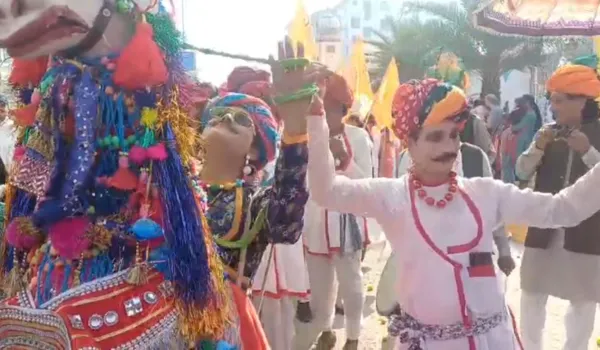 देशभर से आए श्रद्धालुओं ने पवित्र सरोवर में लगाई डुबकी