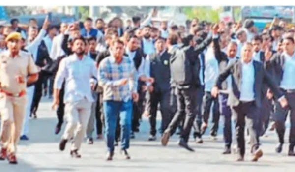 वकीलों के प्रदर्शन से कलेक्ट्रेट से कमिश्नरेट तक सड़कें जाम