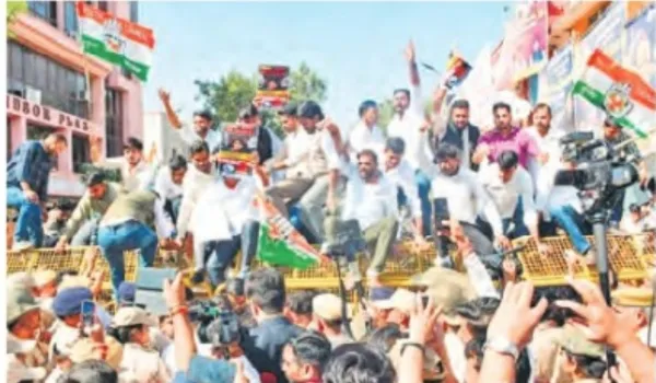 EC कार्यालय घेरने की कोशिश, पुलिस ने रोका