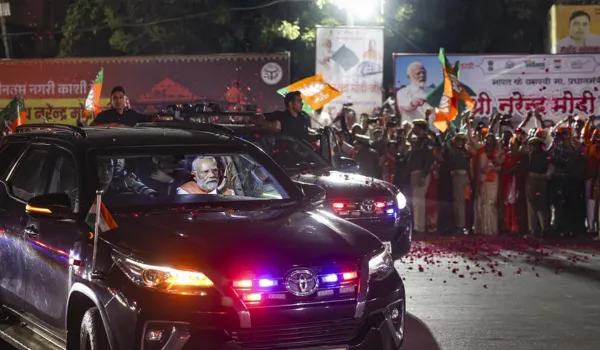 वाराणसी पहुंचे पीएम, काफिले पर जगह-जगह हुई फूलों की बरसात