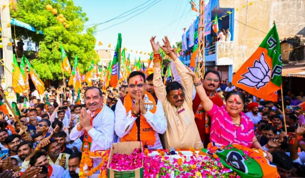 कल तक गला काटने वाले आज पैसे बांट रहे हैं: CM