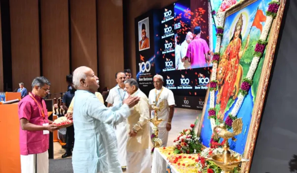 भगवा को गुरु मानता है संघ, तिरंगे का करते हैं सम्मान