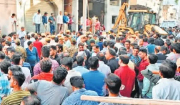 4 इंच दीवार काट डलवाई RCC छत गिरने से मालिक की मौत