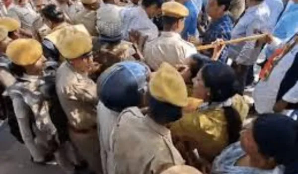 कांग्रेस कार्यकर्ताओ का UDA के बाहर हंगामा, पुलिस से भिड़े