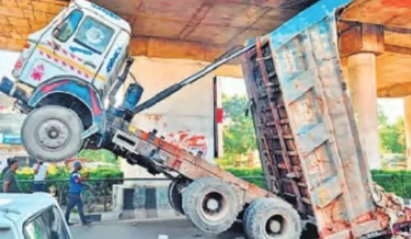 एलिवेटेड के पिलर बॉक्स में फंसा डंपर