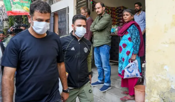 परिजनों के नहीं थम रहे आंसू... बेबसी, उदासी- इंतजार में बीत रहा समय