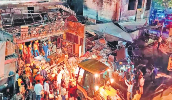 ढाबे पर खा रहे थे खाना, तभी गिरी छत, दबने से एक की मौत