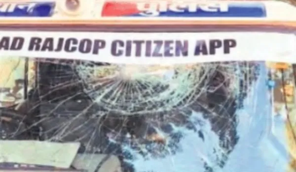 किसानों ने किया पथराव, पुलिस जीप और जेसीबी के शीशे तोड़े