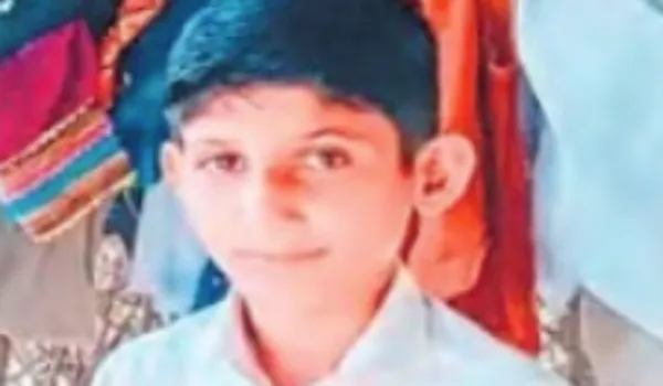 बस से मुंह बाहर निकाला, एंबुलेंस से कटकर गर्दन सड़क पर गिरी