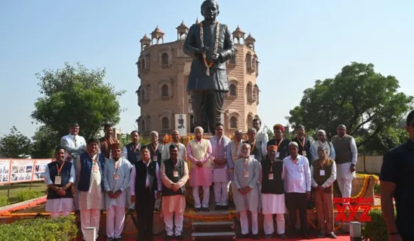 भागवत ने पंडित दीनदयाल उपाध्याय स्मारक पर अर्पित की पुष्पांजलि