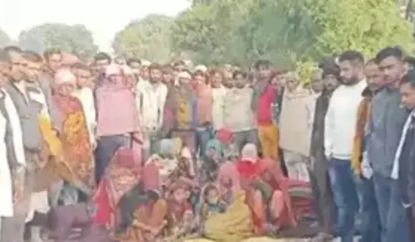 शव के साथ धरने पर बैठे परिजन, आश्वासन पर माने