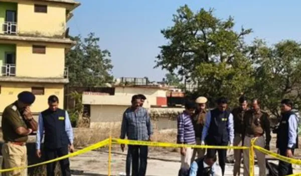 कॉम्प्लेक्स की छत पर मिला शव, बॉडी पर चोट के निशान