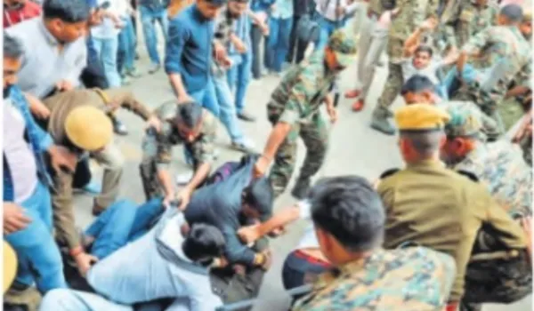 कैंपस में लाठीचार्ज, छात्र नेता सहित 8 हिरासत में