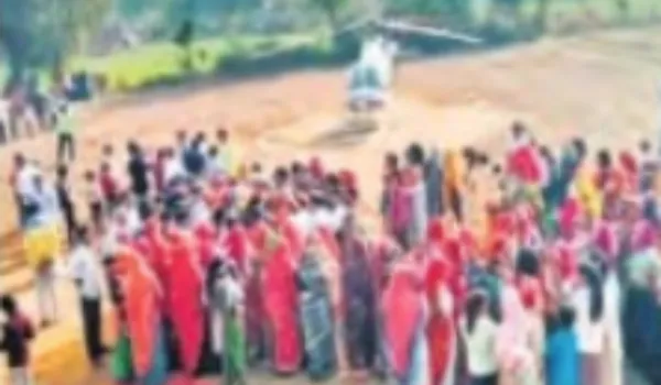 हेलीकॉप्टर से भाइयों को भात न्यौतने पहुंची बहन, देखने उमड़ा पूरा गांव