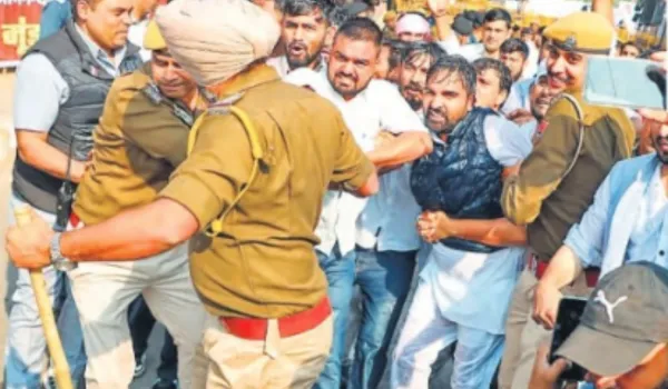 उग्र प्रदर्शन, पुलिस से धक्का-मुक्की... चलाई वाटर कैनन