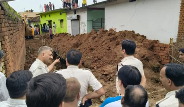 सीवर लाइन डालते समय दो मजदूर दबे, 1 की मौत