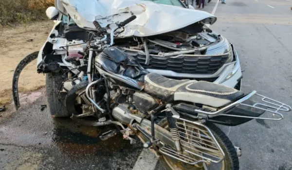 कार की टक्कर से बाइक सवार पति-पत्नी और बेटे की मौत