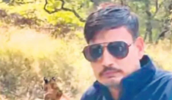 रणथंभौर में नॉन-टूरिज्म जोन में घुसे युवक, टाइगर संग ली सेल्फी