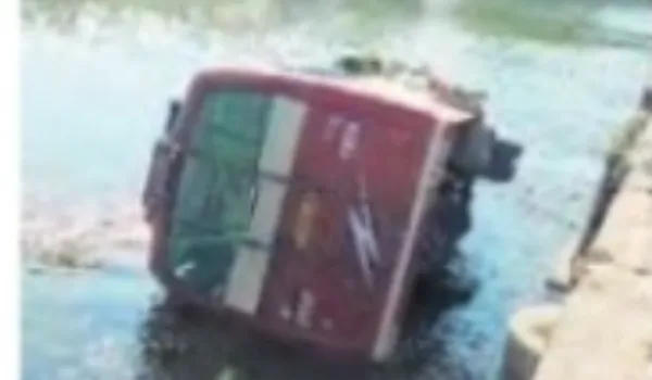 बनास नदी में गिरी बस 15 यात्री घायल