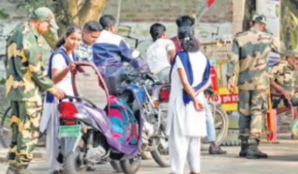 अवैध बांग्लादेशियों का वापस जाने के लिए सीमा चौकी पर डेरा