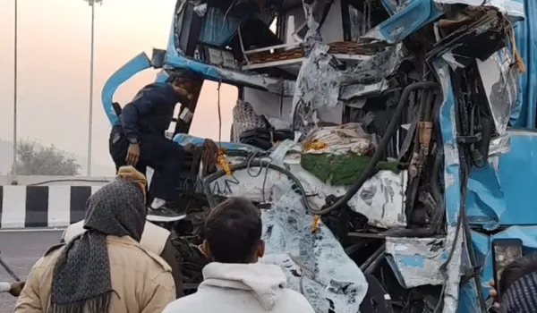 तेज रफ्तार लग्जरी बस खड़े ट्रक में घुसी, 2 की मौत व 20 यात्री घायल