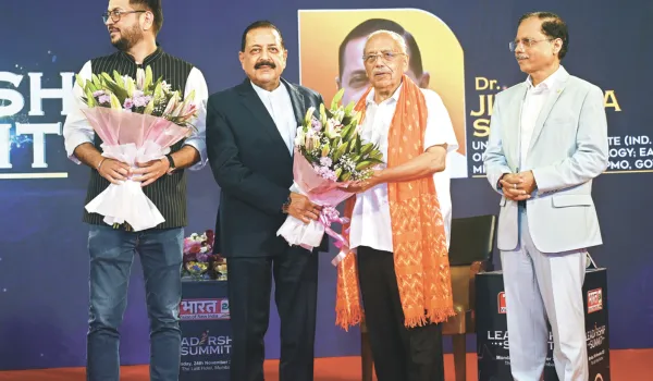 प्रशासनिक सुधार, निवेश और विकास मॉडल पर चर्चा