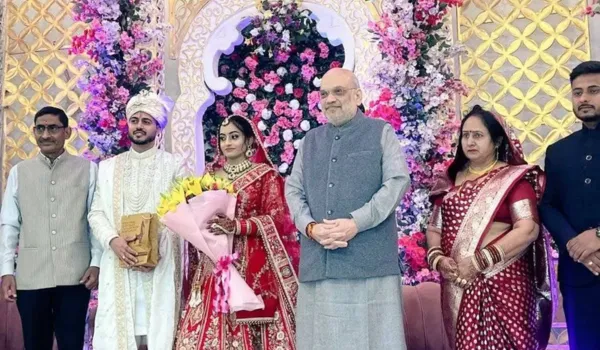 अमित शाह पहुंचे BJP के टाइपिस्ट की बेटी की शादी में