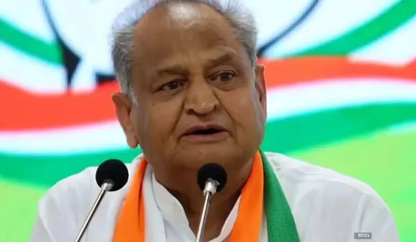 अफसर और योजनाएं सरकार की, फिर पूरी क्यों नहीं