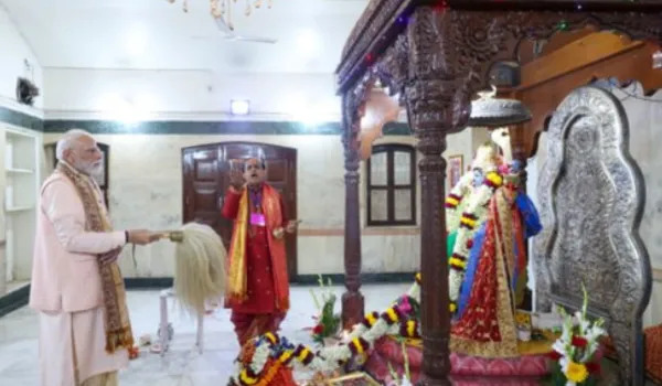 पीएम मोदी ने की देवी की आराधना