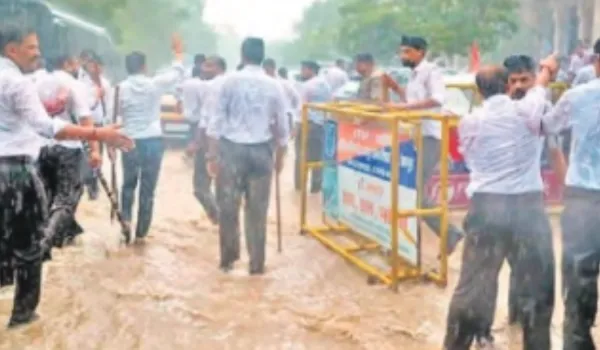 NSUI ने फाड़े RSS के झंडे बैनर, पुलिस का बल प्रयोग