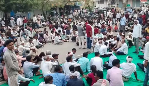 आक्रोशित ग्रामीणों ने कलेक्ट्रेट पर लगाया जाम, धरने पर बैठे