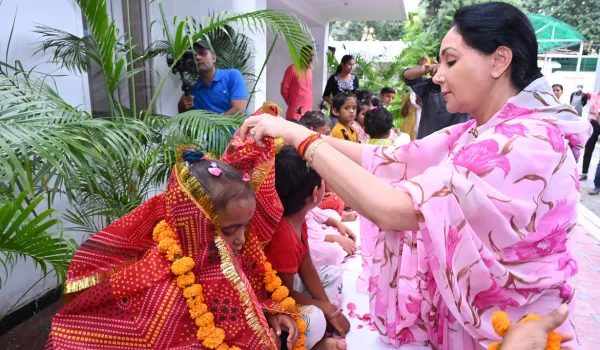 कन्याओं के चरण पखारे, भोजन कराकर लिया आशीर्वाद