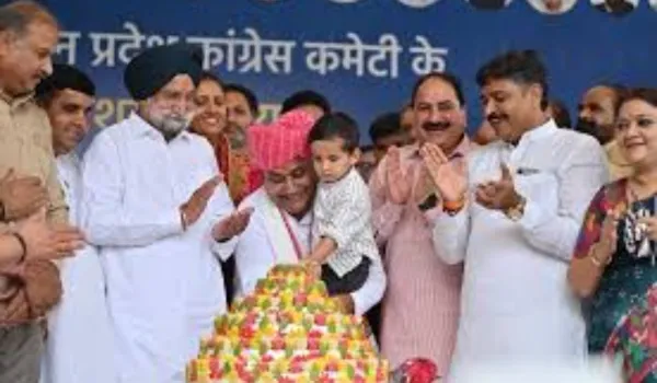 10 हजार से ज्यादा कार्यकर्ता व नेता पहुंचे बधाई देने