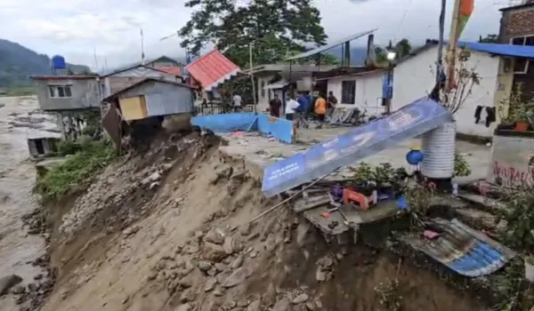 भारी मशीनों की मदद से मलबे के नीचे जीवन की तलाश तेज