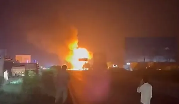 सिलेंडरों से भरे ट्रक में आग से धमाके