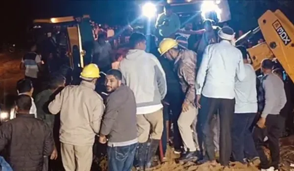 भूस्खलन की चपेट में आई बस, 18 लोगों की मौत