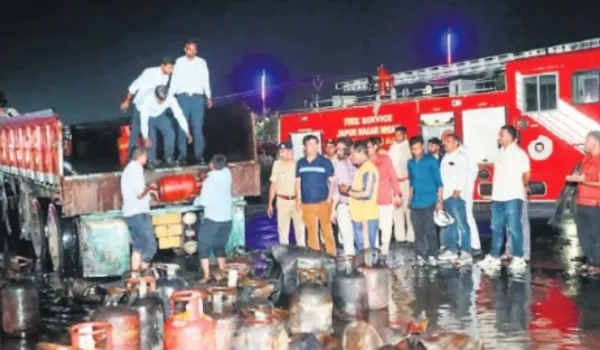 टैंकर के पीछे थी RTO की गाडी हड़बड़ी में मारी टक्कर, सुलगा हाईवे