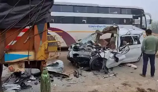 ट्रक में घुसी कार, तीन श्रद्धालुओं की मौत